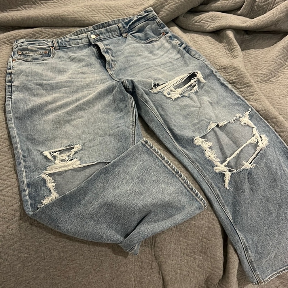 American Eagle 90’s straight leg. Light wash. Ripped/distressed look.
